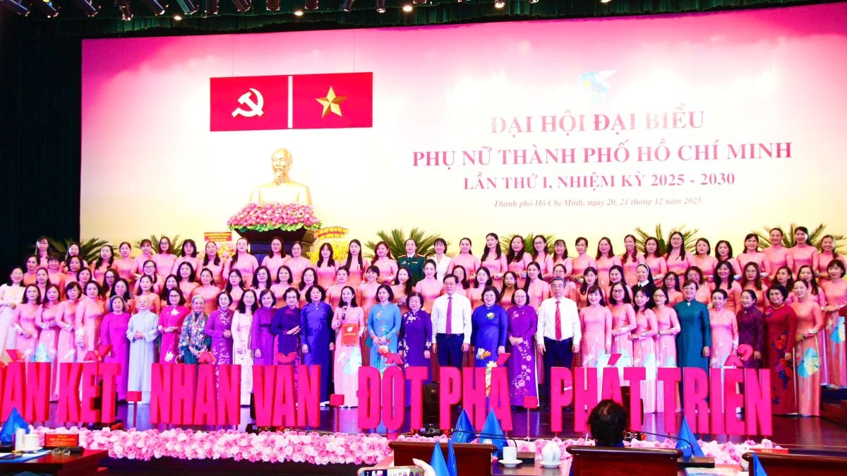 Lãnh đạo Hội LHPN Việt Nam, Thành ủy TPHCM và các đại biểu chụp ảnh cùng Ban Chấp hành Hội LHPN TPHCM khóa I, nhiệm kỳ 2025 - 2030 (ảnh: N.T)