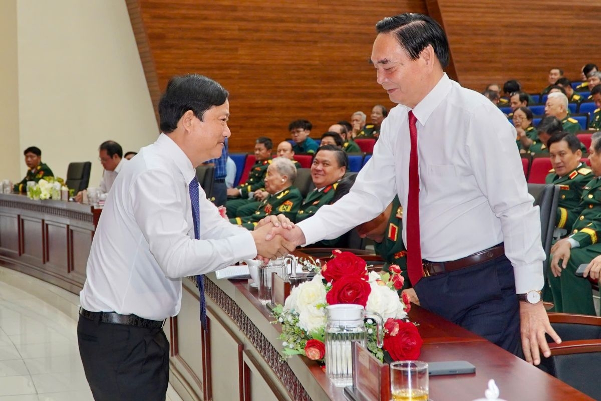 Chủ tịch HĐND TP.HCM Võ Văn Minh (trái) thăm hỏi Đại tướng Lê Hồng Anh, nguyên Ủy viên Bộ Chính trị, nguyên Thường trực Ban Bí thư Trung ương Đảng (ảnh: D.P)