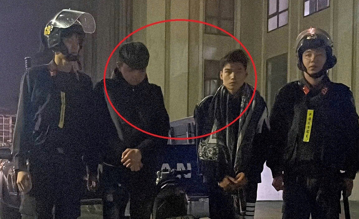 Hai đối tượng Phạm Trung Hiếu và Nguyễn Tấn Bình (giữa)