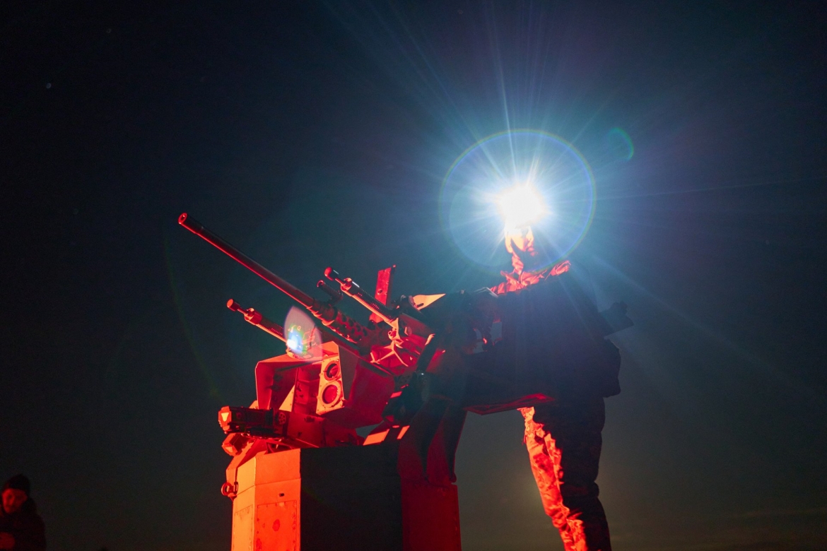 Binh sỹ Ukraine đứng cạnh hệ thống Sky Sentinel. Ảnh: Mykyta Shandyba