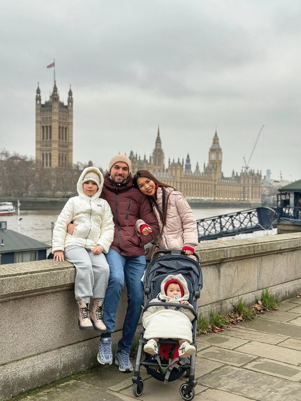 Sao Việt 25/12: Vợ chồng Hà Anh đưa hai con dạo các tuyến phố sầm uất, ghé nhà hàng thưởng thức bữa tối mang hương vị địa phương khi sang Anh đón Noel.