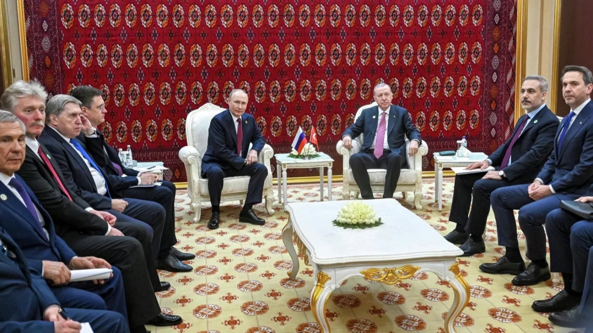 Tổng thống Nga Vladimir Putin và Tổng thống Thổ Nhĩ Kỳ Recep Tayyip Erdogan trong cuộc gặp tại Ashgabat - Ảnh: Ria Novosti.