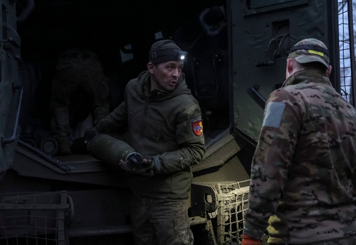 Binh lính Ukraine chuẩn bị khai hỏa về phía các vị trí của Nga. Ảnh: Reuters
