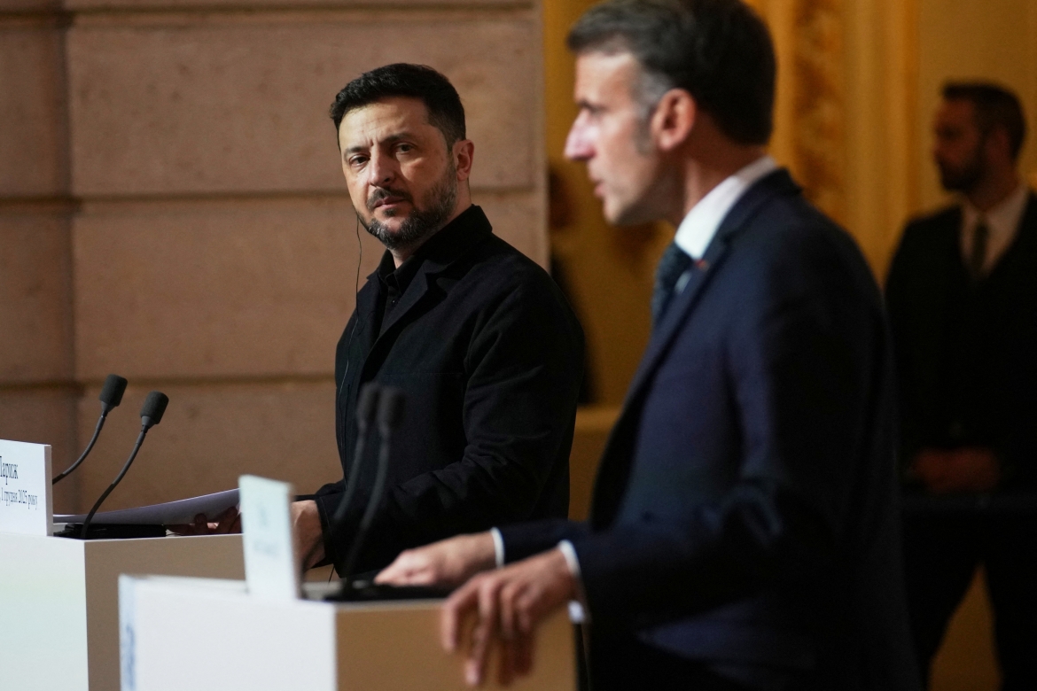 Tổng thống Ukraine Volodymyr Zelensky và Tổng thống Pháp Emmanuel Macron. Ảnh: Reuters