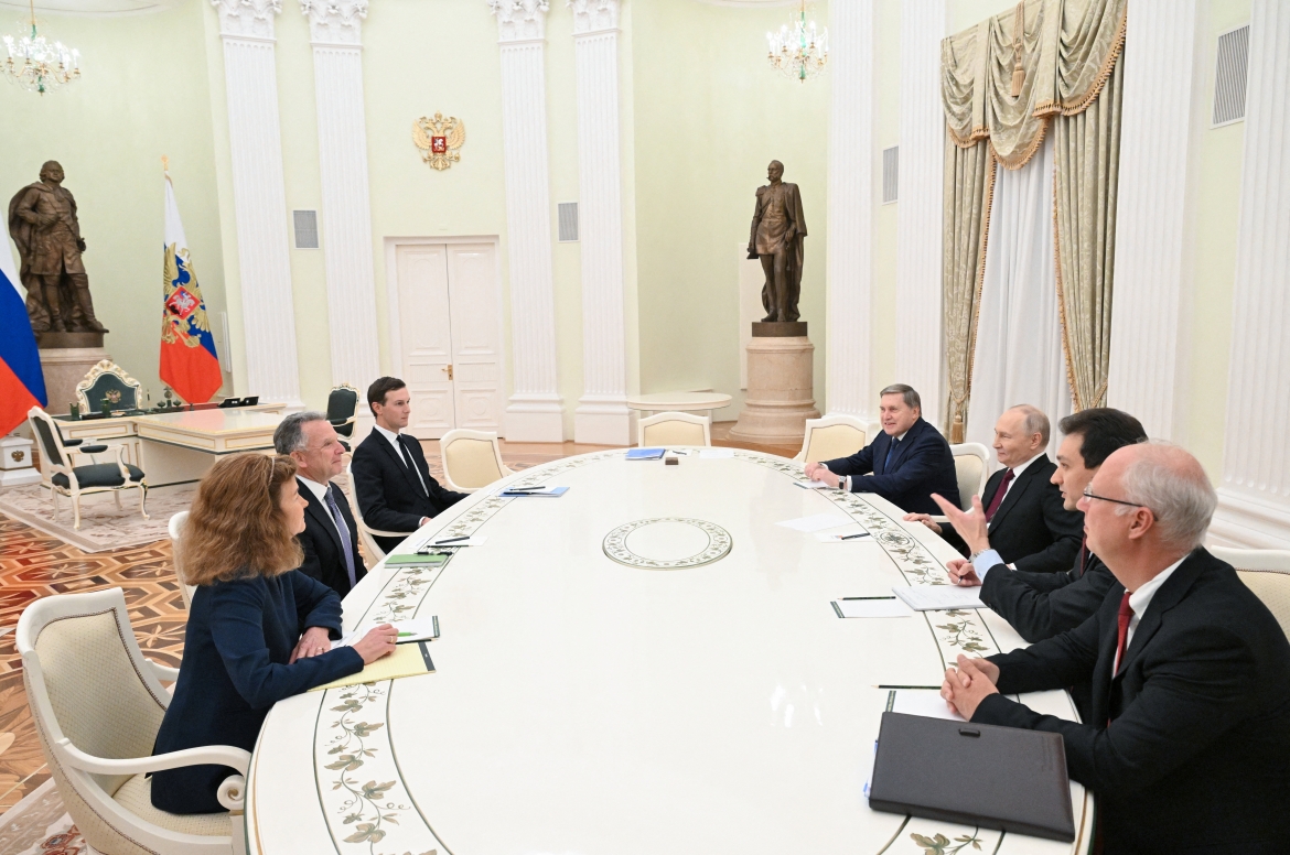 Cuộc gặp giữa phái đoàn Mỹ và Tổng thống Putin tại Moscow ngày 2/12. Ảnh: Reuters