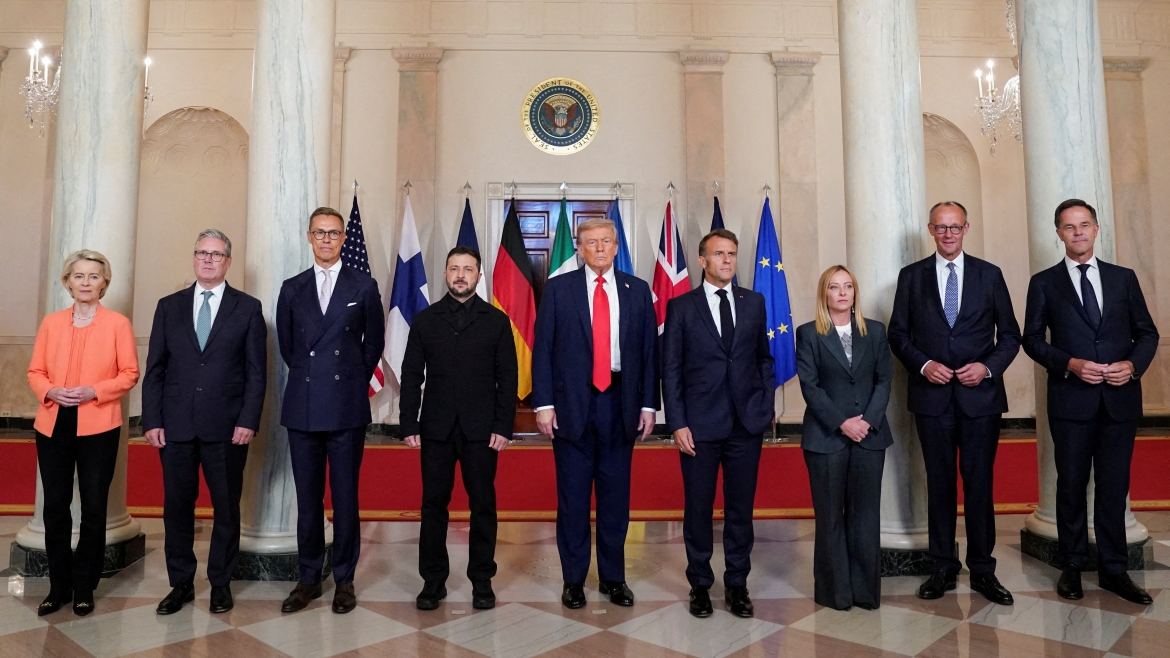 Tổng thống Trump gặp Tổng thống Ukraine Volodymyr Zelensky và các nhà lãnh đạo châu Âu ở Washington DC ngày 18/8/2025. Ảnh: Reuters
