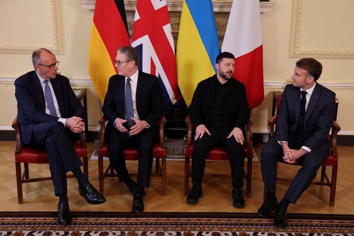 Cuộc gặp giữa Thủ tướng Anh Keir Starmer, Tổng thống Pháp Emmanuel Macron, Thủ tướng Đức Friedrich Merz và Tổng thống Zelensky nhằm củng cố vị thế đàm phán của Ukraine. Ảnh: Reuters