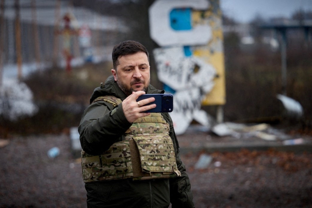 Tổng thống Ukraine Volodymyr Zelensky xuất hiện tại thị trấn tiền tuyến Kupiansk. Ảnh: Reuters