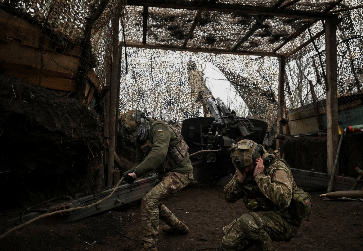 Các binh sĩ Ukraine bắn pháo về phía quân đội Nga. Ảnh: Reuters