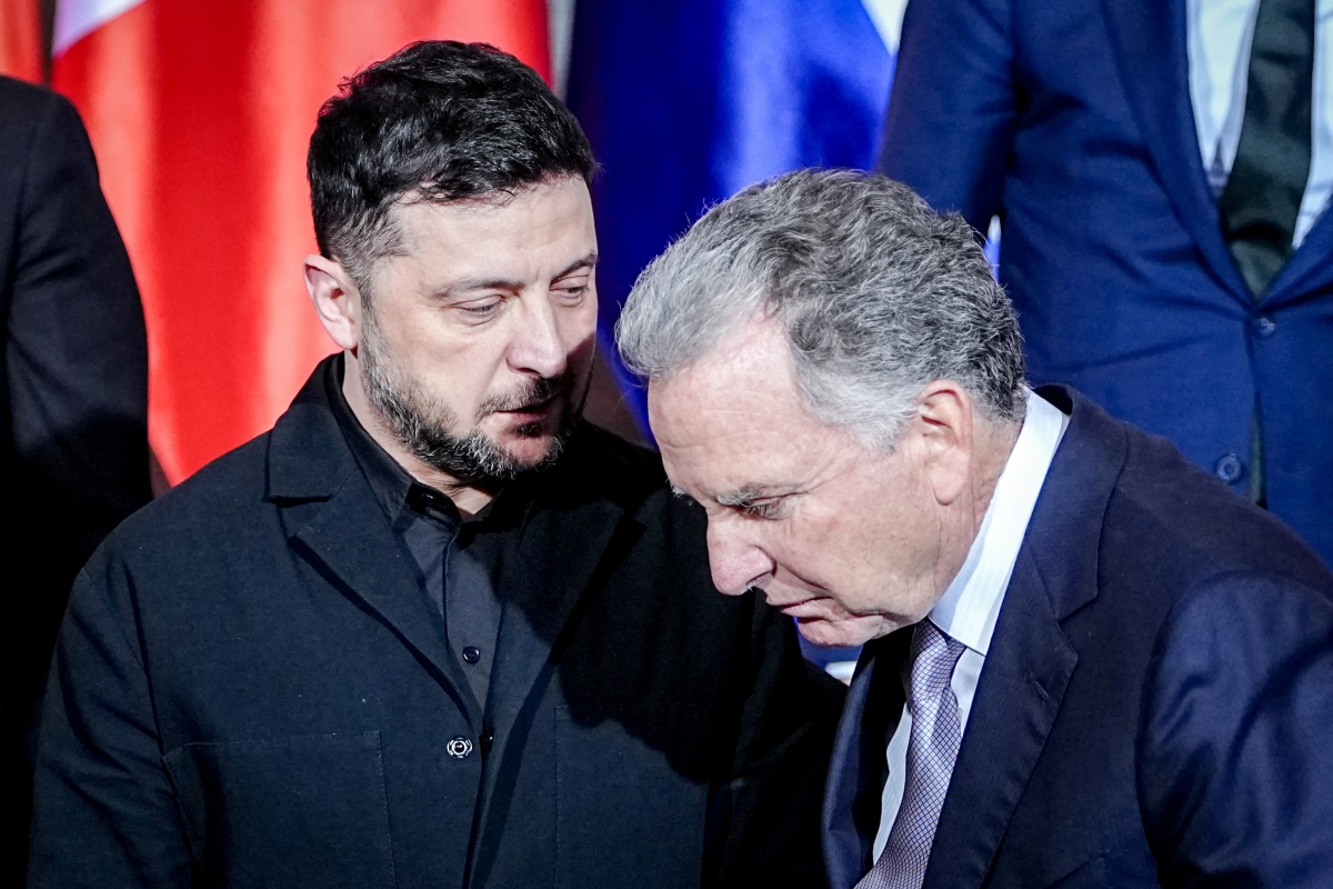 Tổng thống Ukraine Volodymyr Zelensky và Đặc phái viên Mỹ Steve Witkoff trong cuộc gặp tại Berlin, Đức ngày 15/12. Ảnh: Reuters