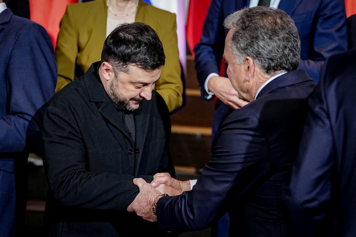 Tổng thống Ukraine Volodymyr Zelensky bắt tay với Đặc phái viên Mỹ Steve Witkoff tại một cuộc gặp ở Berlin, Đức ngày 15/12. Ảnh: Reuters