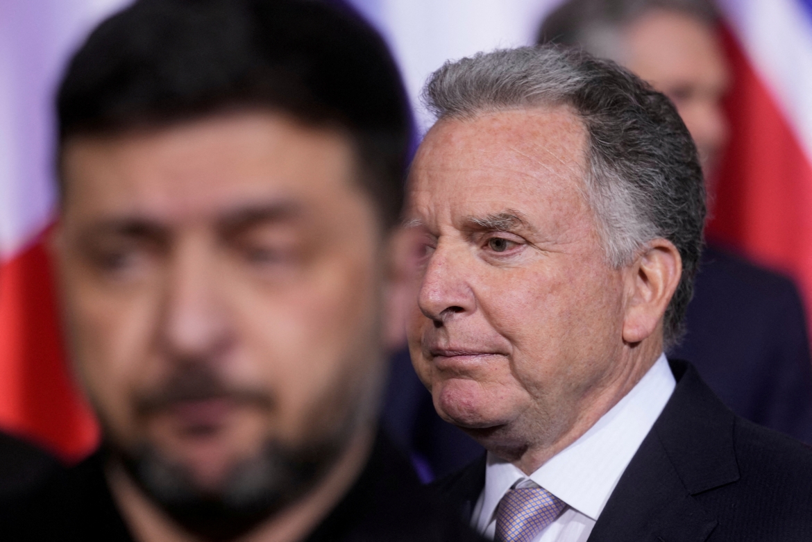 Tổng thống Ukraine Volodymyr Zelensky và Đặc phái viên Mỹ Steve Witkoff. Ảnh: Reuters