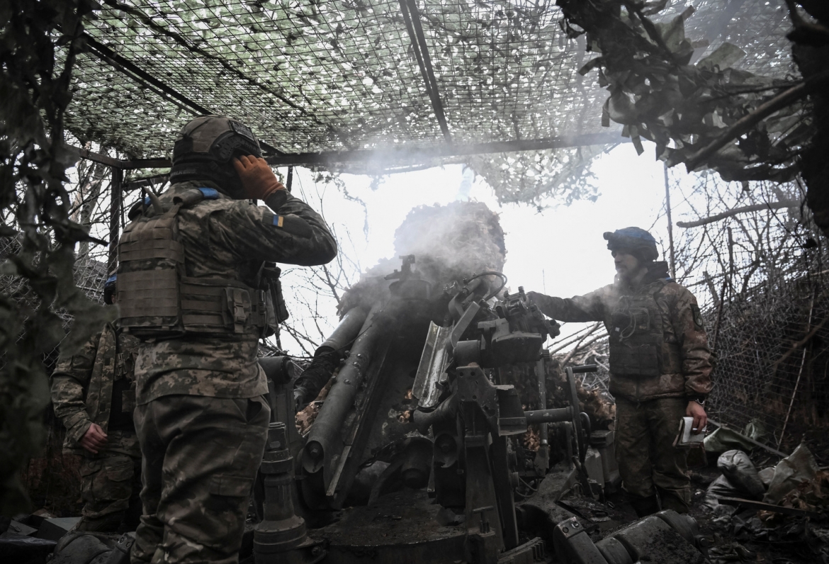 Các binh sĩ pháo binh thuộc Ukraine bắn pháo M777 về phía quân đội Nga. Ảnh: Reuters