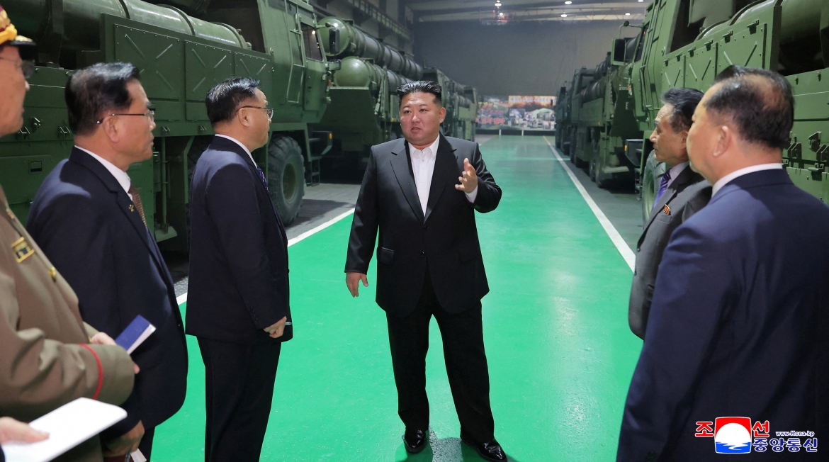 Nhà lãnh đạo Triều Tiên Kim Jong Un thị sát một nhà máy sản xuất hệ thống phóng tên lửa đa nòng mới. Ảnh: Reuters