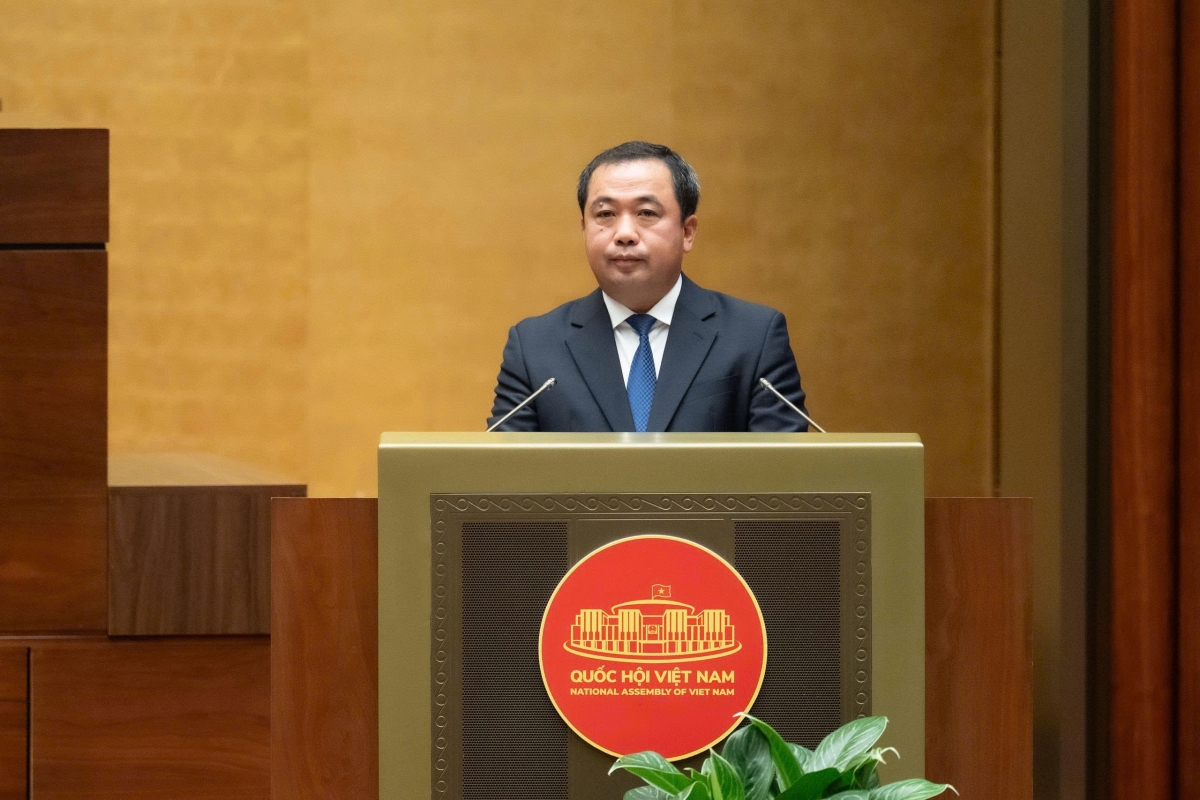 Bộ trưởng Bộ Nông nghiệp và Môi trường Trần Đức Thắng báo cáo tiếp thu giải trình (Ảnh: Quốc hội)