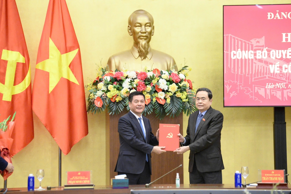 Chủ tịch Quốc hội Trần Thanh Mẫn trao quyết định cho ông Nguyễn Hồng Diên