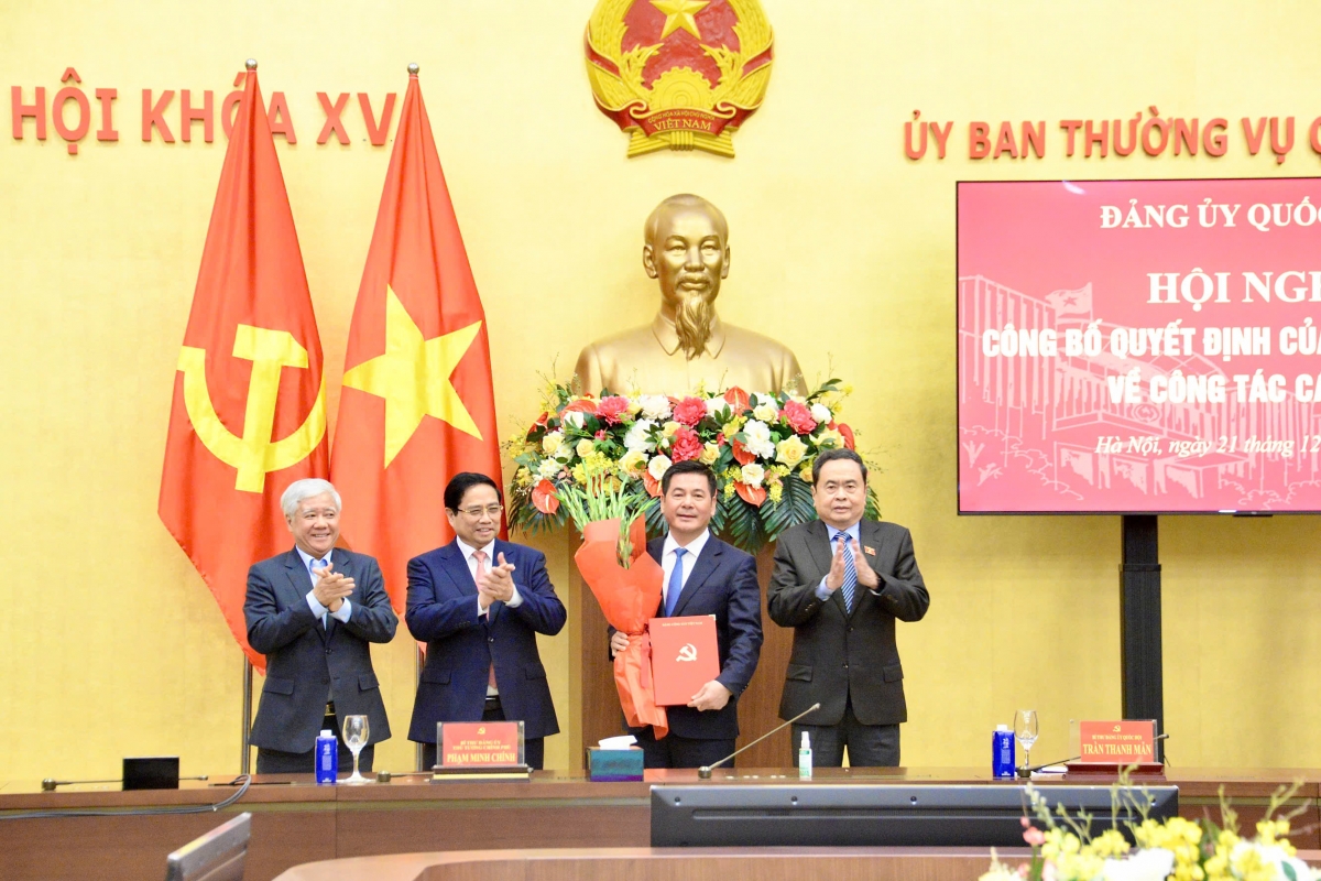 Tại buổi lễ, Chủ tịch Quốc hội Trần Thanh Mẫn đã trao Quyết định, Thủ tướng Chính phủ Phạm Minh Chính tặng hoa chúc mừng tân Phó Bí thư chuyên trách Đảng ủy Quốc hội Nguyễn Hồng Diên.