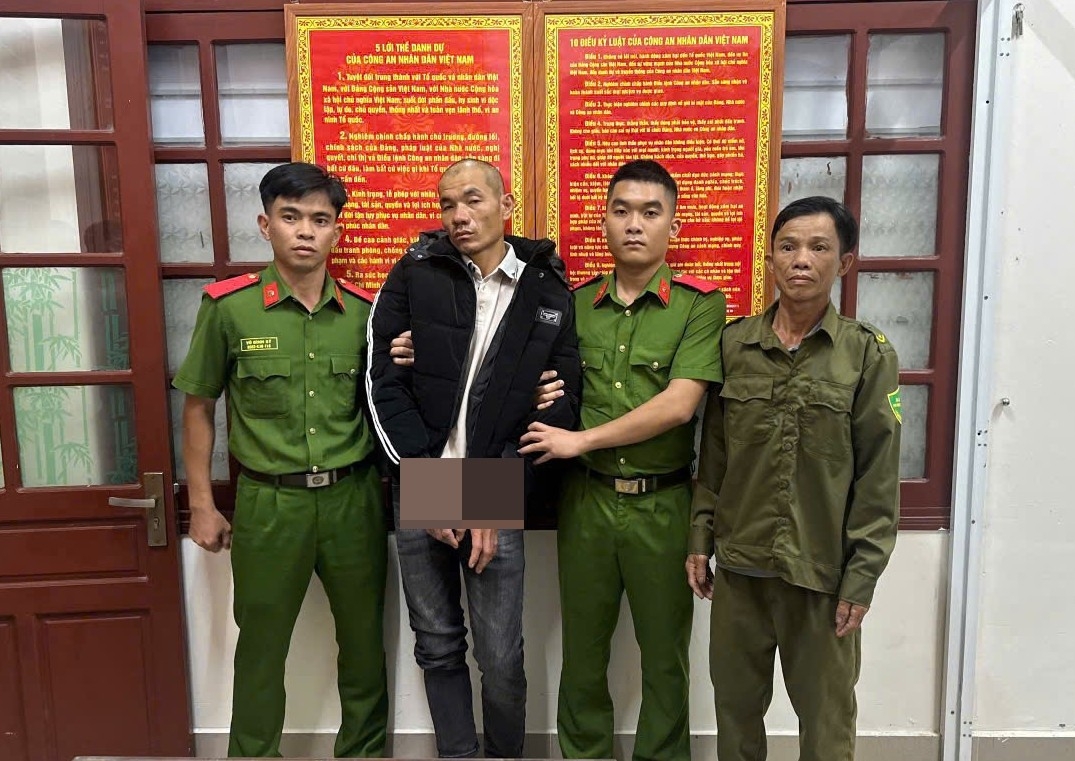 Đối tượng Nguyễn Quang Hòa bị bắt giữ cùng tang vật vụ án.