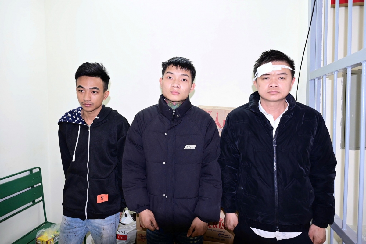 Nhóm đối tượng bị Công an phường Ngô Quyền tạm giữ