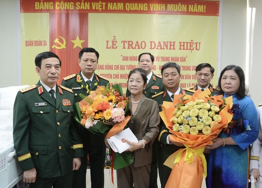 Đại tướng Phan Văn Giang và Thượng tướng Nguyễn Trường Thắng, Thứ trưởng Bộ Quốc phòng tặng hoa chúc mừng gia đình Đại tướng Lê Văn Dũng (ảnh: D.H)