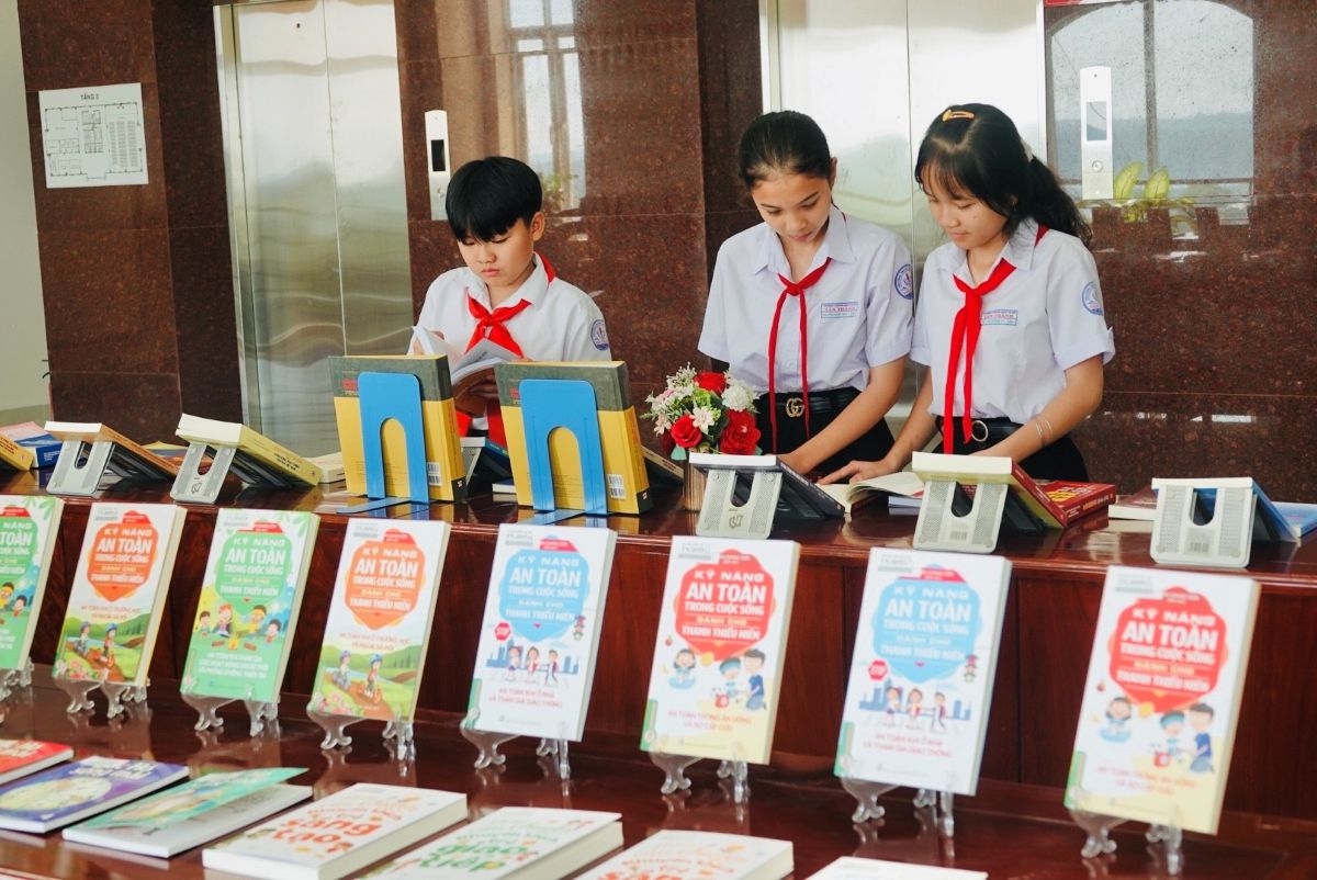 Chương trình còn tổ chức giao lưu, giới thiệu bộ sách "Kỹ năng an toàn trong cuộc sống dành cho thanh thiếu niên", giúp các em tiếp cận kiến thức an toàn một cách trực quan, sinh động và dễ hiểu