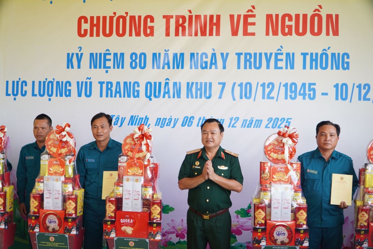 Thăm, tặng quà các chốt dân quân biên giới và đồn biên phòng (ảnh: L.V)
