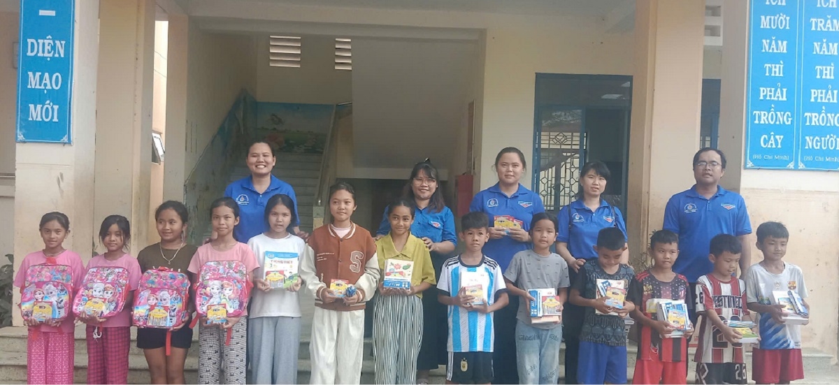 Các em học sinh Trường Tiểu học Lâm Giang nhận sách, vở từ các mạnh thường quân. Ảnh: N.T