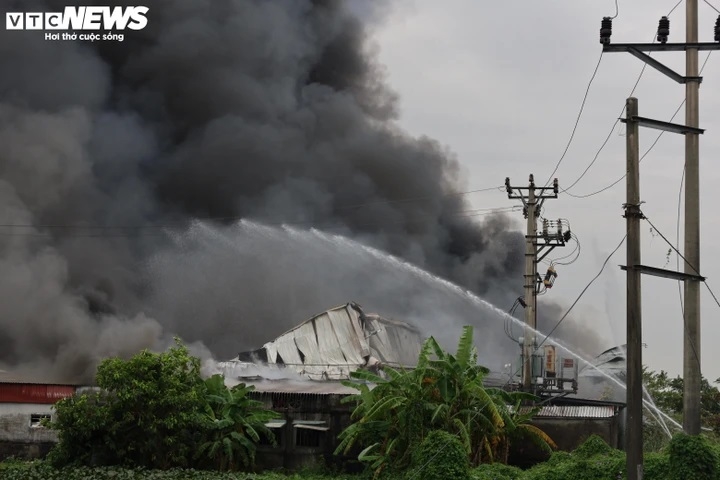 Công an xã Chấn Hưng phối hợp cùng Phòng Cảnh sát PCCC - CNCH Công an TP Hải Phòng huy động gần 10 xe chữa cháy chuyên dụng cùng hàng chục cán bộ, chiến sĩ khẩn trương đến hiện trường triển khai các phương án dập lửa, cứu nạn cứu hộ.