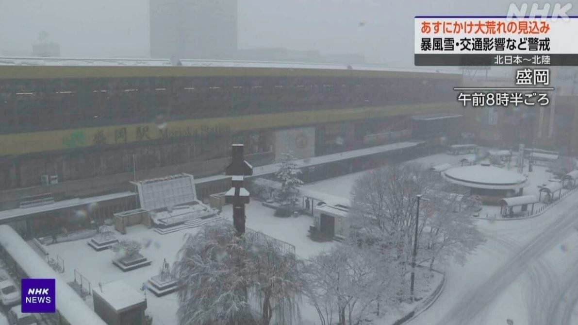 Nhà ga Morioka, tỉnh Iwate bị tuyết phủ ngập trắng. Ảnh: NHK