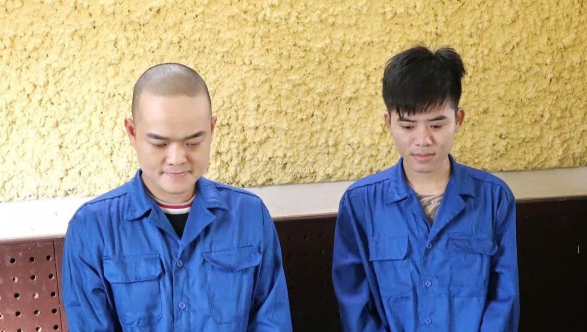 Hai đối tượng Nam và Linh tại cơ quan điều tra (Ảnh: công an cung cấp)