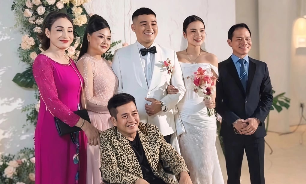 Nghệ sĩ Tấn Beo ngồi xe lăn, được người thân dìu vào lễ cưới con trai Tấn Lộc, sau thời gian điều trị đột quỵ.