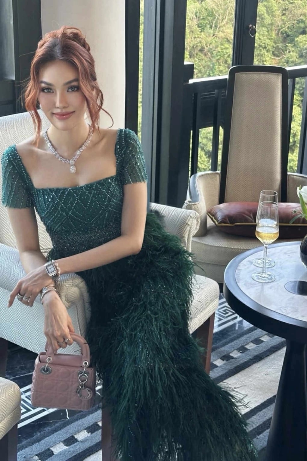 Lan Khuê chưng diện dự tiệc cưới của Tiên Nguyễn ở Đà Nẵng.