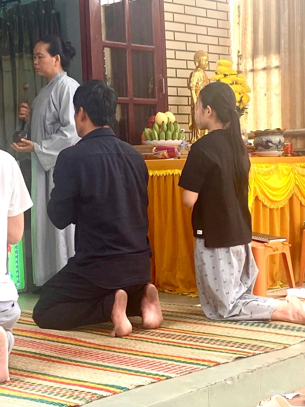 Sao Việt 10/12: Con gái nghệ sĩ Thương Tín cùng anh trai Thanh Tùng và gia quyến chuẩn bị tang lễ cho cố nghệ sĩ tại nhà riêng ở Phan Rang, hôm 9/12. Hiện hai anh em cùng người thân chia nhau công việc tổ chức hậu sự và tiếp đón khách đến chia buồn.