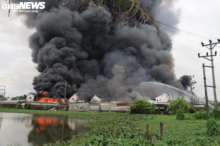 Do công ty sản xuất giầy da với các nguyên vật liệu dễ cháy nên đám cháy lan nhanh, nhiều nhà xưởng, nhà kho sập đổ gây khó khăn cho công tác tiếp cận hiện trường để dập lửa.