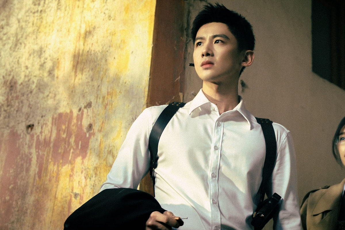 Bạch Kính Đình gây tiếng vang lớn nhờ "Sương rét đầu tiên", trong vai nam chính lạnh lùng nhưng tình cảm. Tình yêu giữa anh và nữ chính, cộng với việc phim bám sát bản tiểu thuyết nổi tiếng, đã khiến anh trở thành chủ đề thảo luận sôi nổi suốt mùa phim.