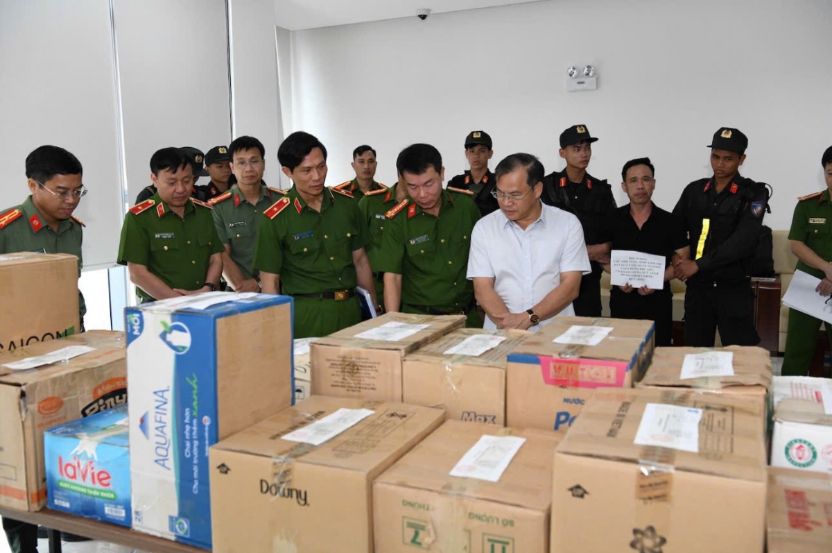 Thượng tướng Nguyễn Văn Long, Thứ trưởng Bộ Công an, trực tiếp kiểm tra tang vật vụ án (Ảnh: Công an cung cấp).