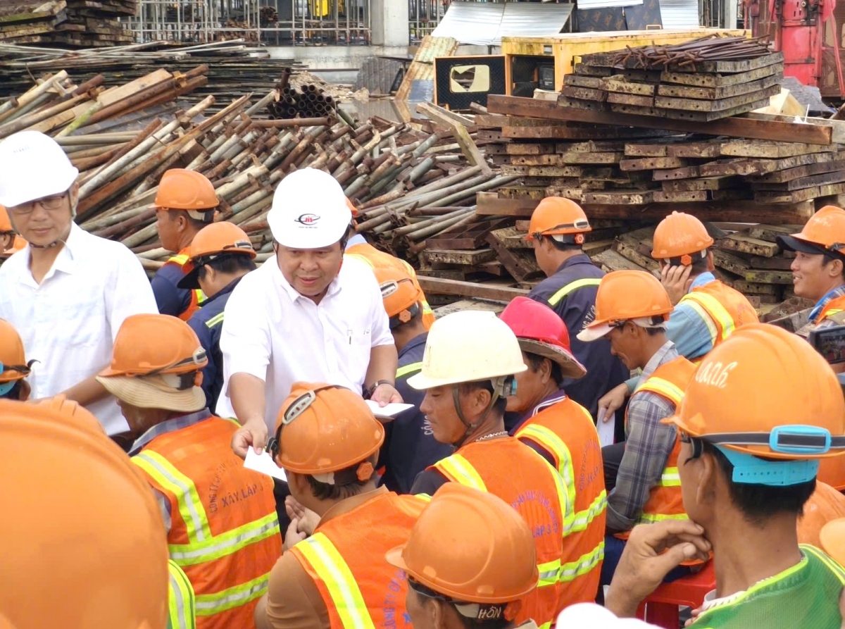 Lãnh đạo tỉnh Cà Mau thường xuyên đi kiểm tra, nhắc nhỏ và cũng động viên các đơn vị thi công đẩy nhanh tiến độ