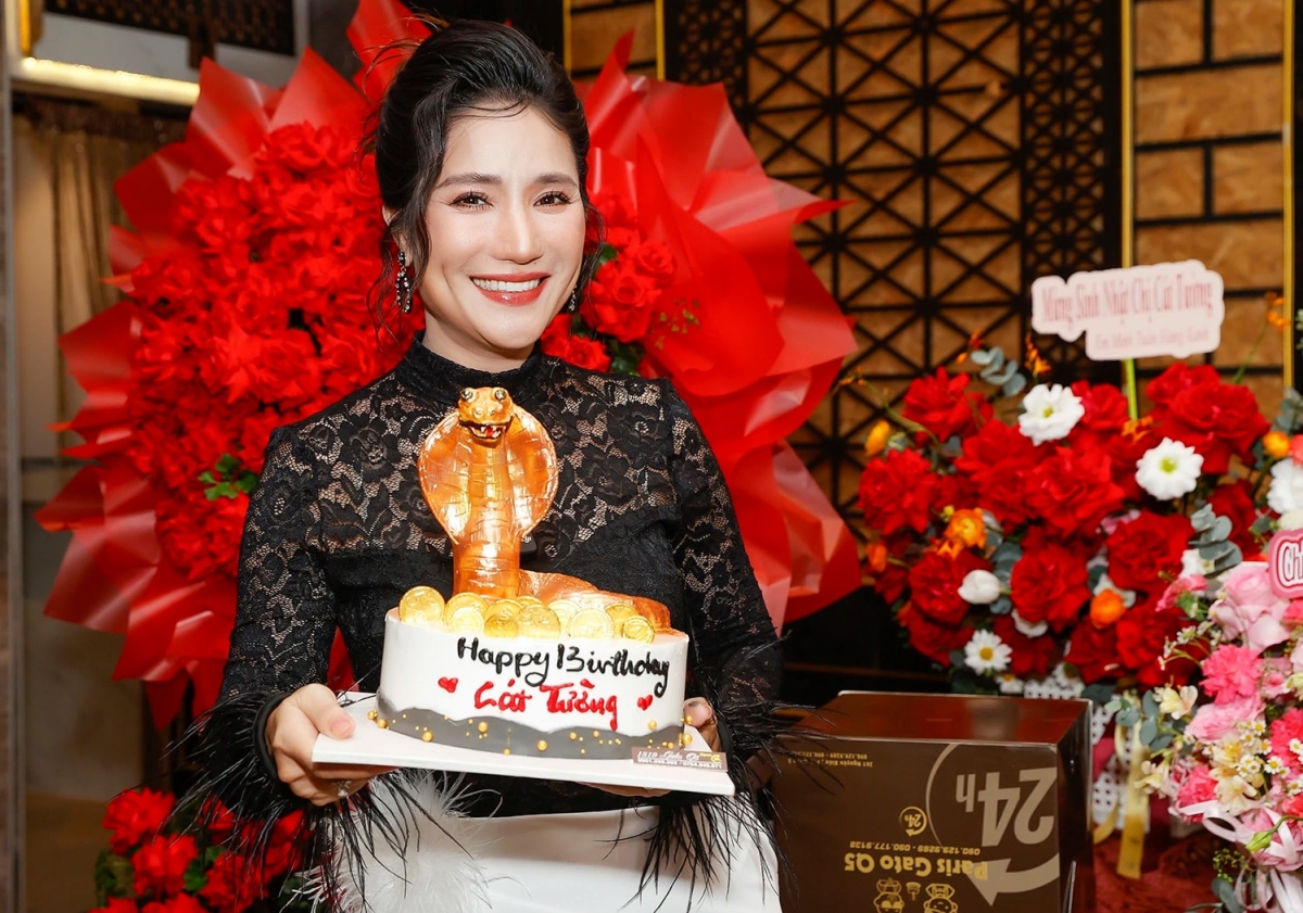 Cát Tường tổ chức tiệc mừng tuổi 48 tại một nhà hàng ở TP HCM, mời khoảng 60 khách tham dự.