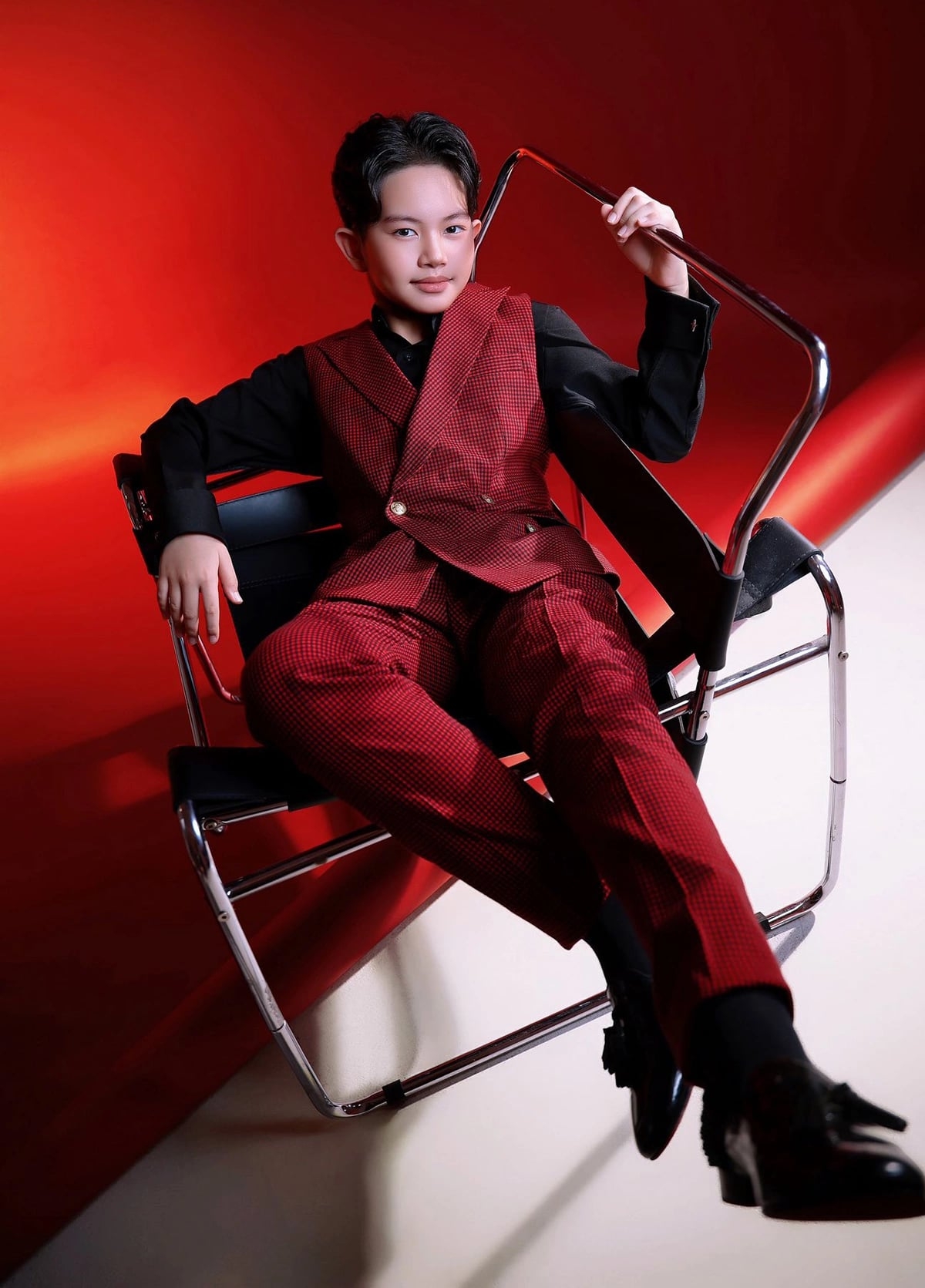 Phan Hiển khoe ảnh con trai Kubi và gọi bé là 'Phan Hiển phiên bản luxury'. Nhóc tỳ 10 tuổi được nhận xét càng lớn càng giống bố.