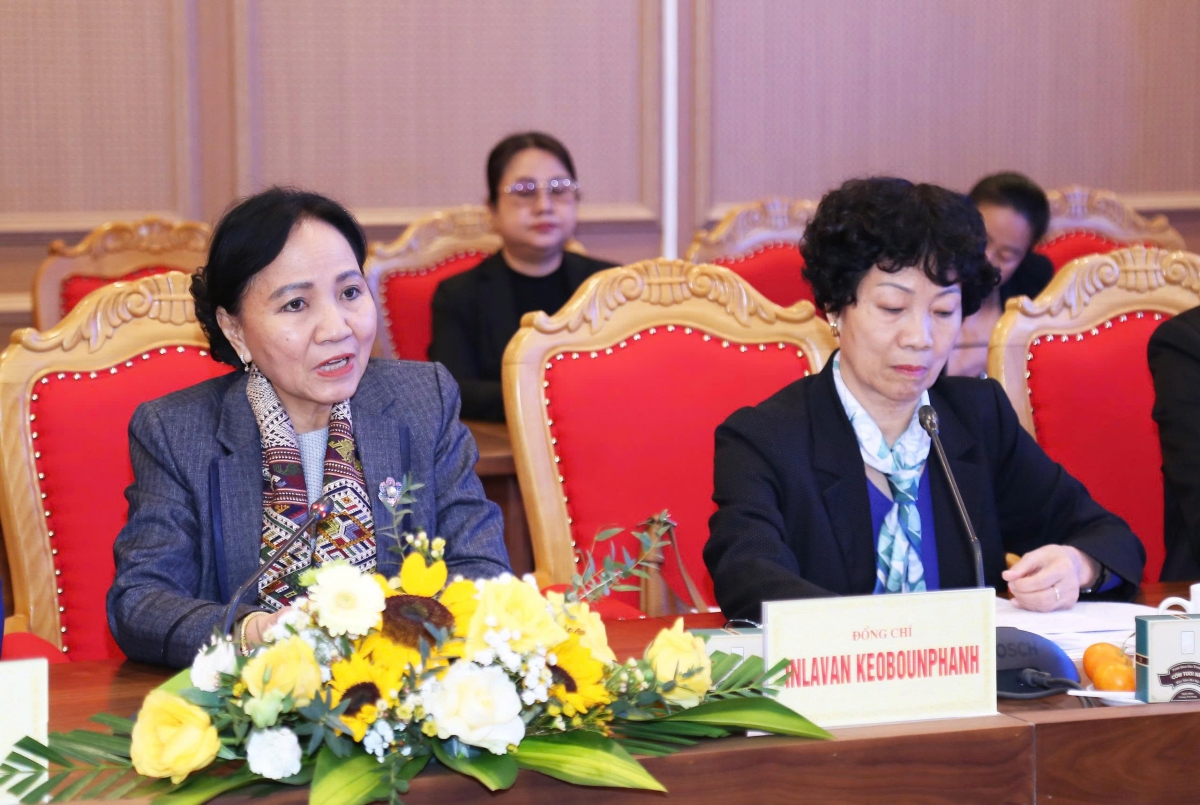 Bà Inlavan Keobounphanh (ảnh trái) làm việc với Ban Tuyên giáo và Dân vận Trung ương