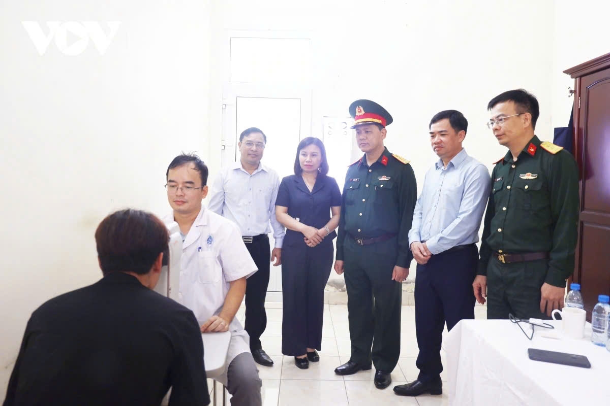 Công tác khám tuyển quân sự được thực hiện nghiêm ngặt. (Trong ảnh: Lãnh đạo Ban Chỉ huy quân sự tỉnh Hưng Yên kiểm tra công tác khám tuyển).