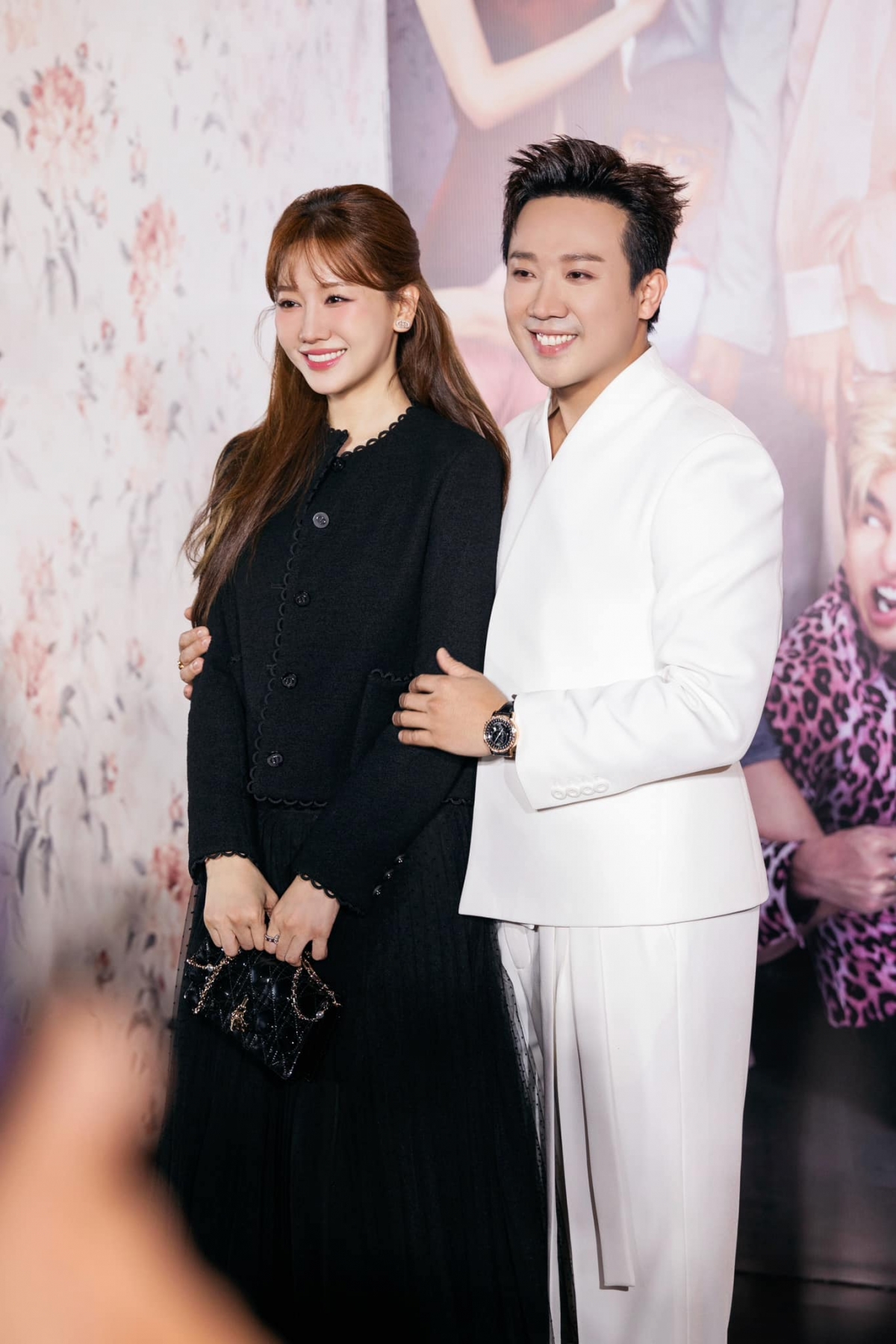 Bài đăng của nam nghệ sĩ nhận được hàng chục nghìn lượt thích cùng hàng nghìn bình luận. Khán giả gửi lời chúc mừng hạnh phúc tới cặp đôi và tỏ ra thích thú về cách Trấn Thành phản ứng trước tin đồn tiêu cực về hôn nhân.