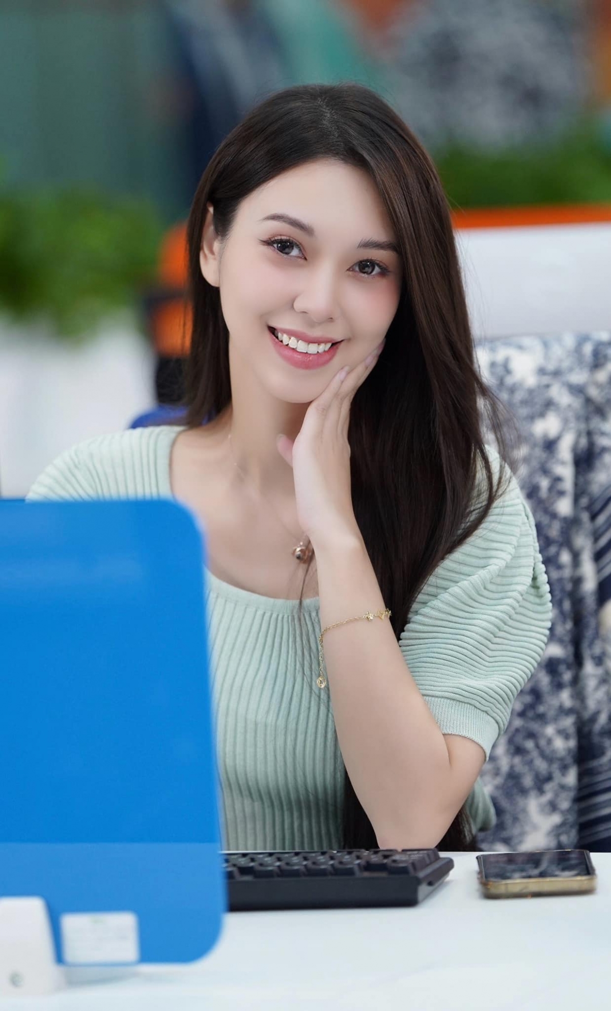 Dù đang nhận được nhiều chú ý, "Cách em 1 milimet" không phải là dự án đầu tiên Hà Bùi tham gia. Nữ diễn viên tên thật là Bùi Hồng Nhật Hà, sinh năm 2000 tại Hải Phòng. Trước đó, cô từng góp mặt trong phim cảnh sát hình sự "Biệt dược đen", phim "Bố vợ tôi là ông trùm" đóng cùng NSƯT Quang Thắng, và gần đây là "Mật lệnh hoa sữa" của Đài PTTH Hà Nội.