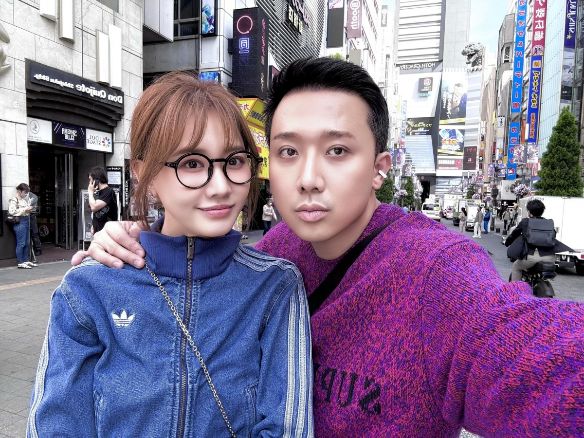 Thời điểm cả hai dính nghi vấn hợp đồng hôn nhân, phần lớn do ít xuất hiện cùng nhau và chưa có con, nam đạo diễn lên tiếng phủ nhận. Anh nói: "Nhiều người nói chúng tôi có hợp đồng hôn nhân, hết hợp đồng này nọ. Thời gian là câu trả lời cho mọi thứ, các bạn đợi xem hợp đồng này khi nào hết. Tôi nói thật luôn, mọi người nghĩ giùm tôi, trên thế giới này có ai ký hợp đồng hôn nhân tới 7 năm không? Tôi không nghĩ vậy đâu, ai mà đủ kiên nhẫn ký lâu như vậy?".