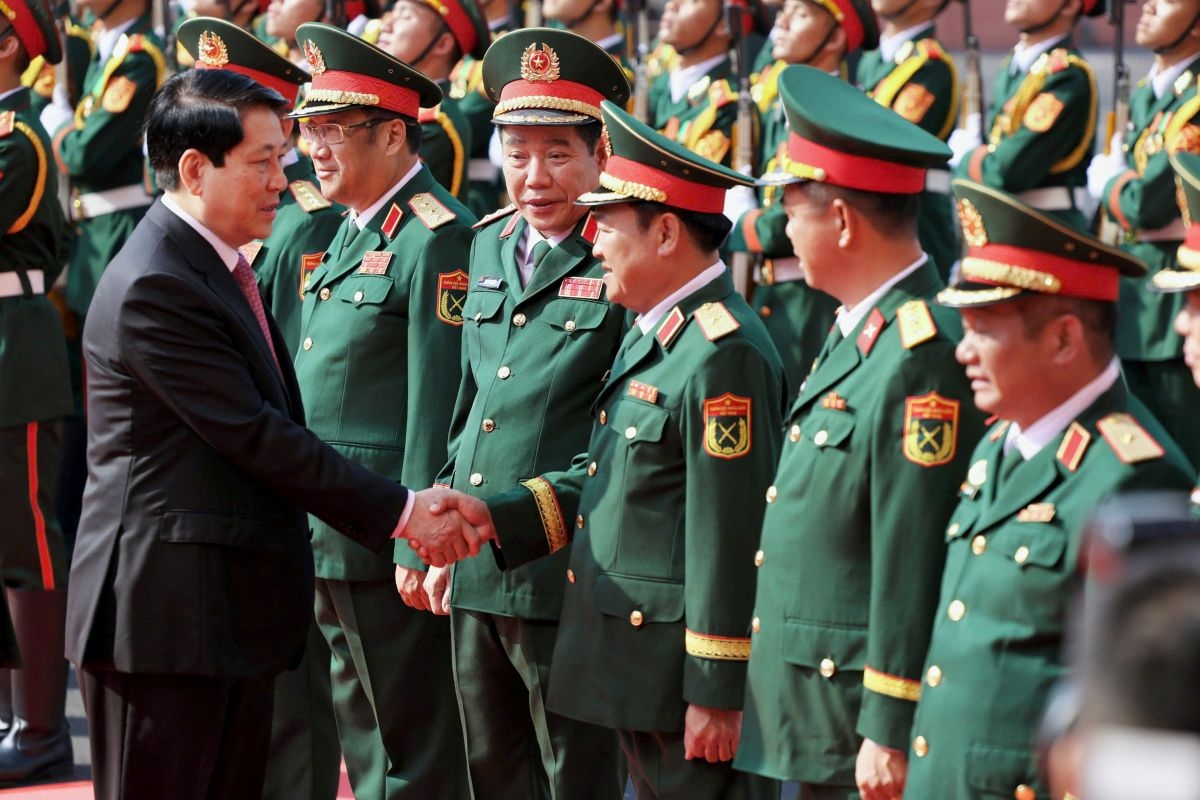 Thủ trưởng Bộ Tư lệnh Quân khu 7 đón Chủ tịch nước Lương Cường dự lễ kỷ niệm 80 năm ngày truyền thống LLVT Quân khu 7. (Ảnh: Lê Trầm)