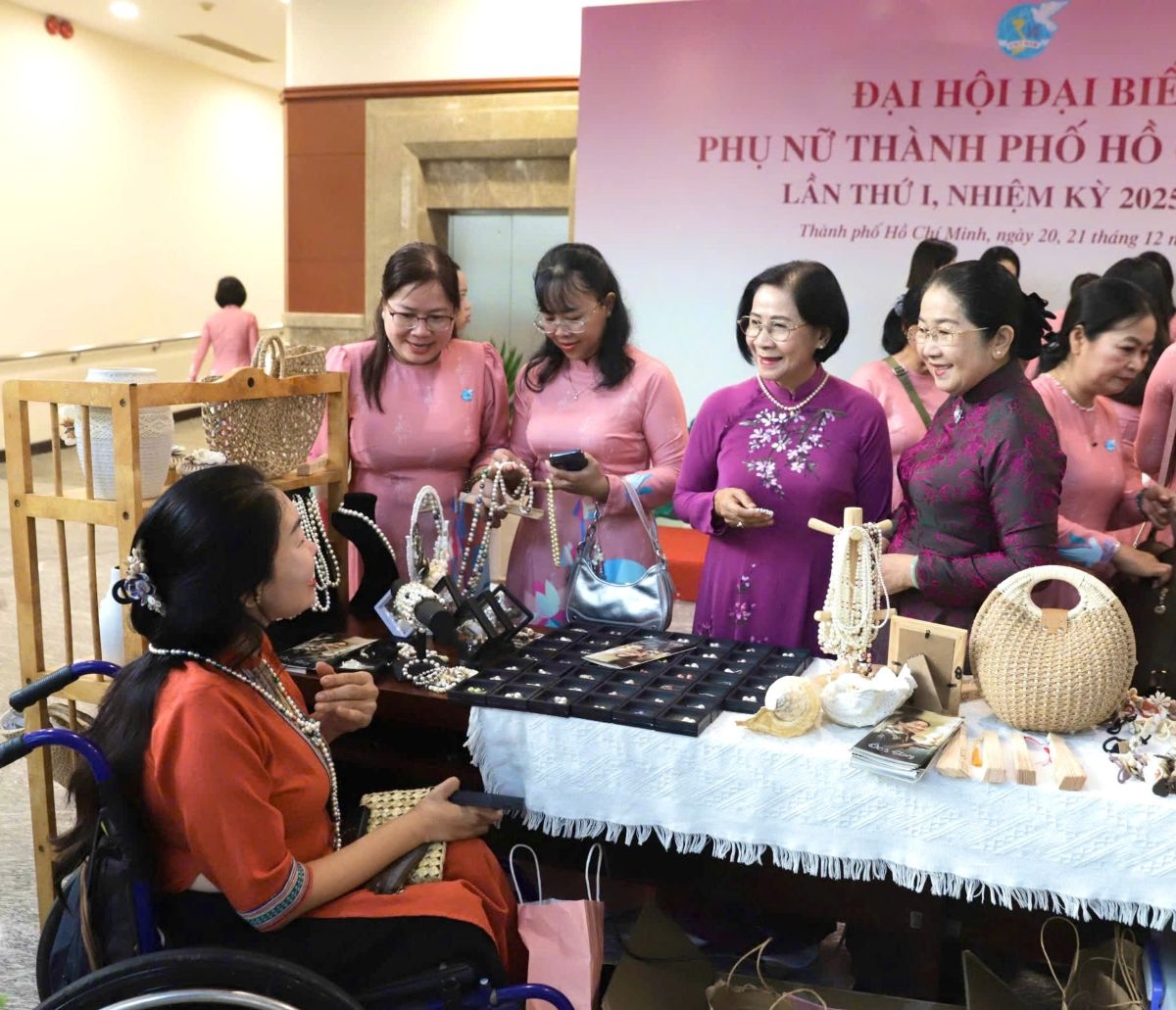 Gian hàng trưng bày trang sức, sản phẩm mỹ nghệ làm từ vỏ ốc của chị Hiếu (ảnh: N.T)