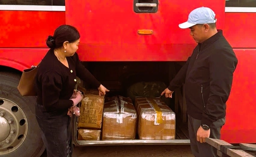 4 thùng carton trong thùng xe khách- Ảnh Công an Quảng Trị