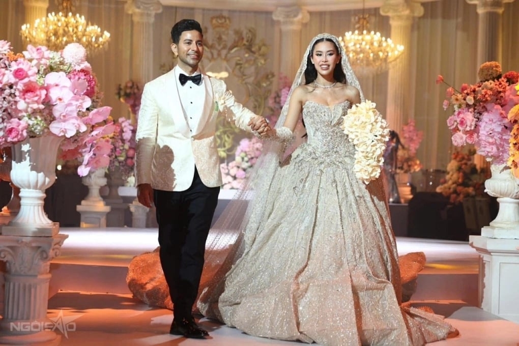 Sau khi tổ chức hôn lễ tại TP HCM, ái nữ Tiên Nguyễn của 'vua hàng hiệu' Johnathan Hạnh Nguyễn làm tiệc mừng cùng gia đình và bạn bè thân thiết tại Đà Nẵng. Buổi tiệc bên bờ biển diễn ra vào chiều tối 12/12, có sự góp mặt của các thành viên trong gia đình hai bên cùng những người bạn thân thiết của cô dâu, chú rể. Á hậu Thảo Nhi Lê, người đẹp Maria Đinh Phương Anh, rich kid Ashleigh Huỳnh - cháu gái Johnathan Hạnh Nguyễn... xác nhận tham dự.