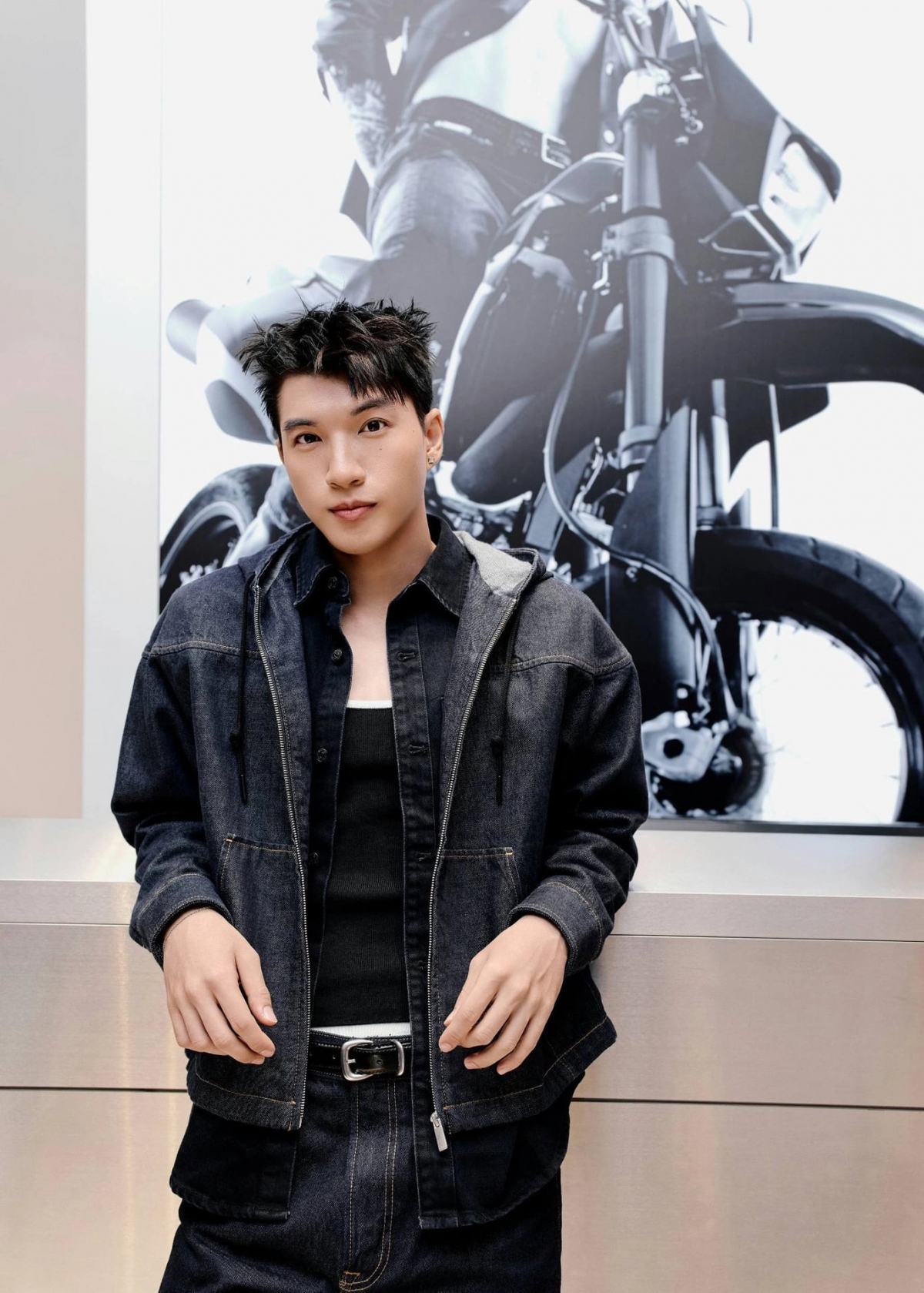 Hieuthuhai tham dự sự kiện ra mắt BST mới của một thương hiệu. Anh diện 'cây' denim theo phong cách lấp ló nội y, khoe vẻ khỏe khoắn, bảnh bao.
