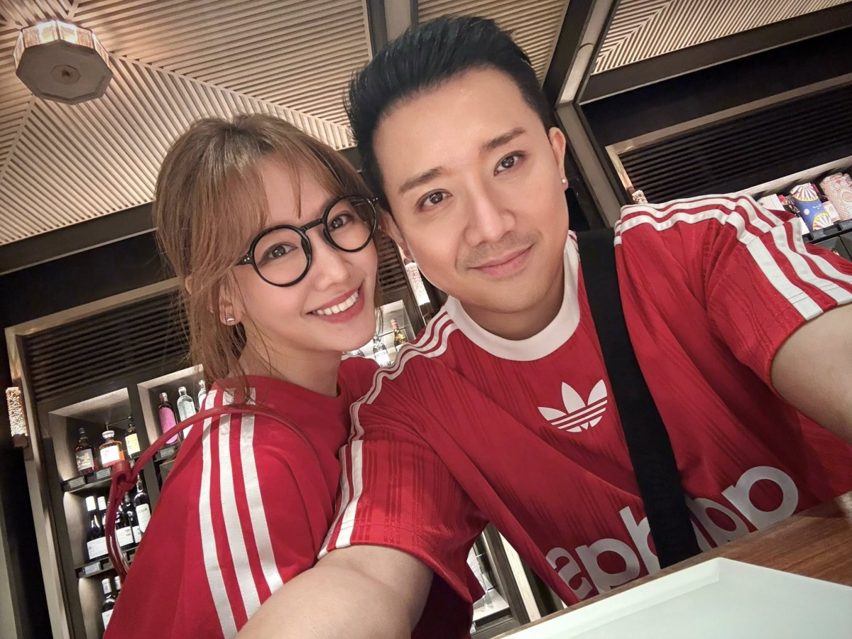 Trấn Thành và Hari Won tổ chức đám cưới vào 2016 sau một năm công khai hẹn hò. Mối quan hệ của cặp đôi vấp phải nhiều ý kiến trái chiều, tin đồn từ dư luận như hợp đồng hôn nhân hoặc trục trặc tình cảm. Tuy nhiên, theo thời gian, hai người đã chứng minh tình cảm bền chặt, đập tan những tin đồn tiêu cực.